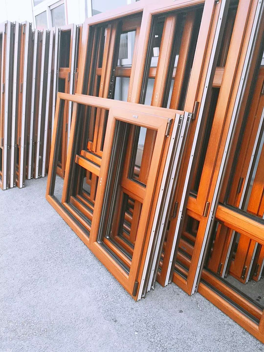 鞍山市天乙門窗工業有限公司向丹東客戶發貨(圖1)